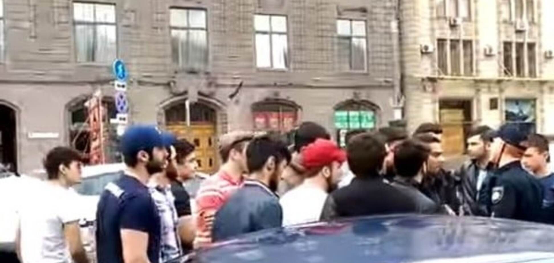 'Карабах наш': азербайджанці в Києві влаштували пікет з бійкою. Опубліковано відео