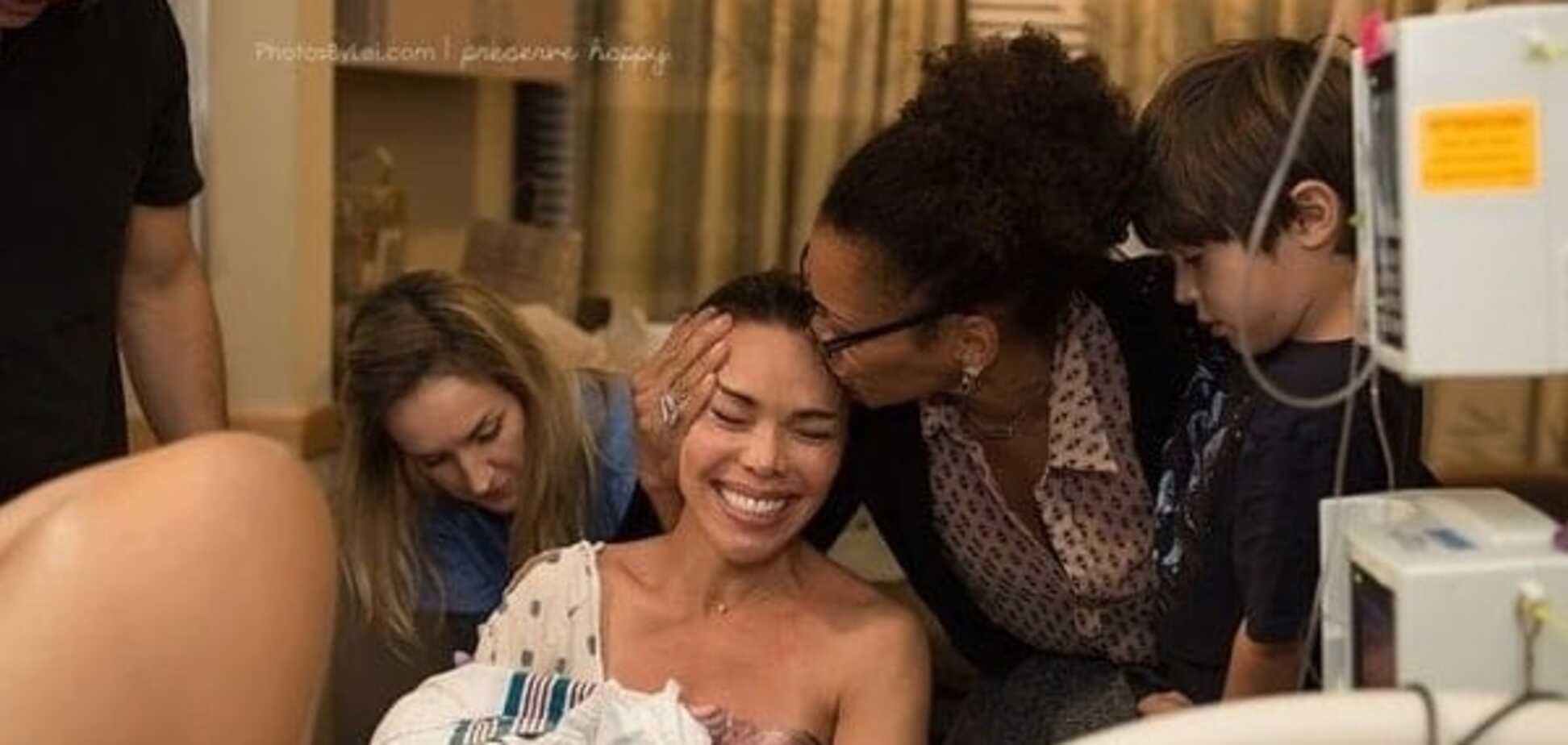 Уникальные фото: мама встречает своего рожденного от суррогатной матери малыша