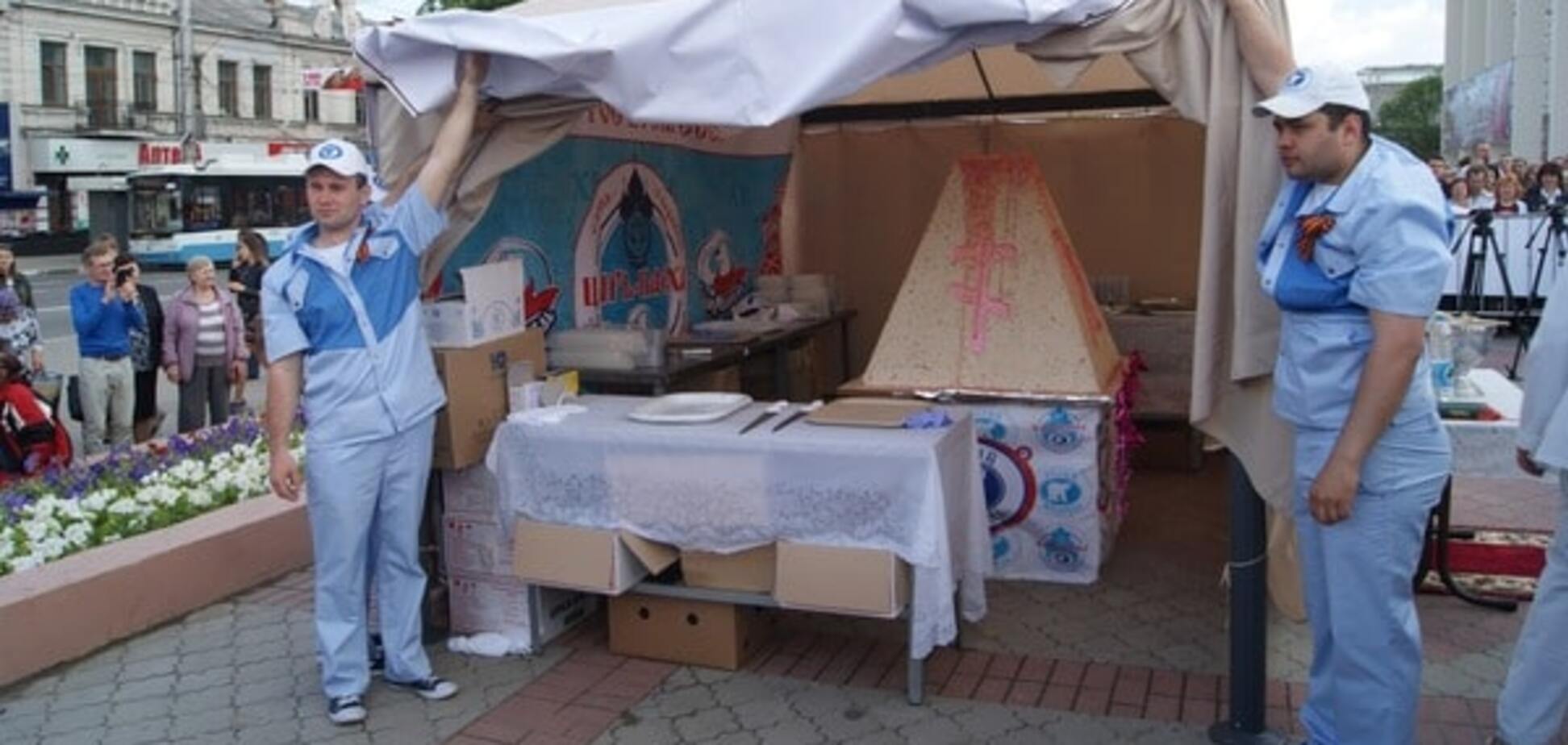 В Крыму людей из-за забора кормили огромной 'колорадской' паской