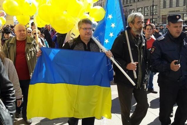 'Я против Путина': в Питере прошло антивоенное шествие с флагами Украины и крымских татар