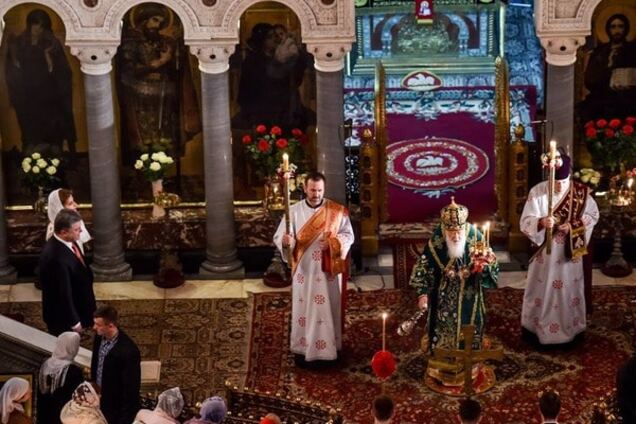 Молилися за Україну: Порошенко з дружиною відвідали декілька храмів у Києві у Великодню ніч