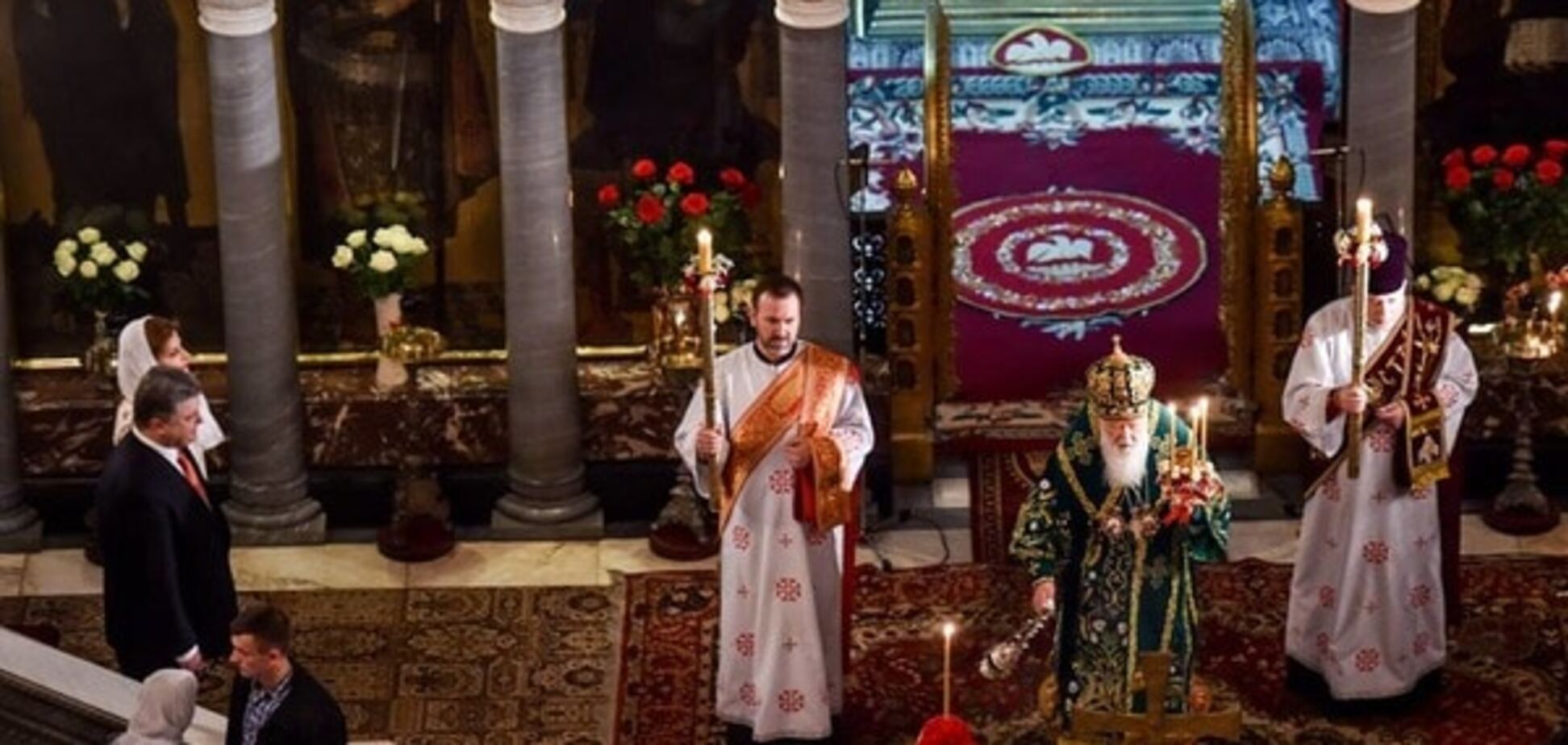 Молилися за Україну: Порошенко з дружиною відвідали декілька храмів у Києві у Великодню ніч