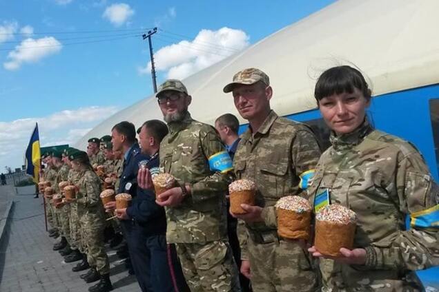 'Повернеться дивом Божим': до Криму передали Благодатний вогонь із материкової України