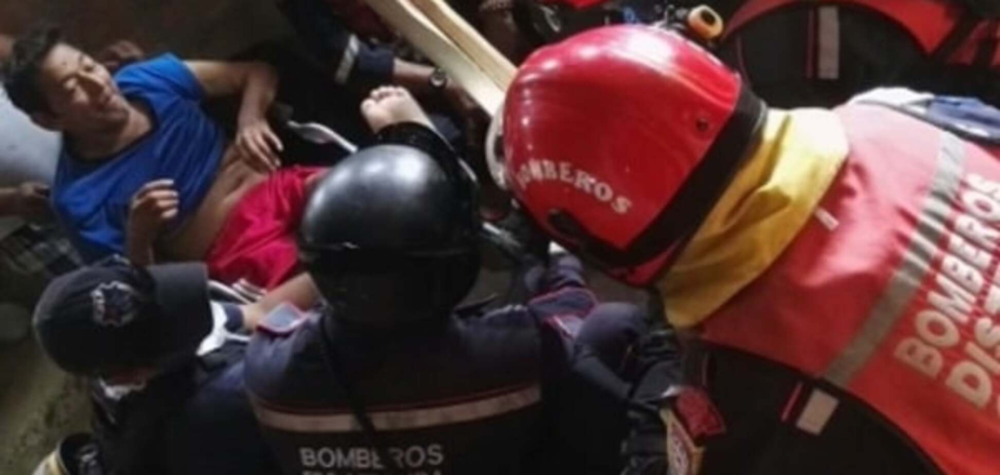 Спасение мужчины из-под завалов в Эквадоре