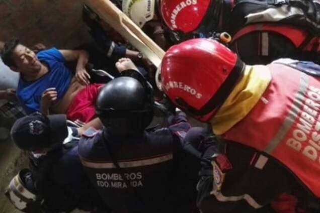 Спасение мужчины из-под завалов в Эквадоре