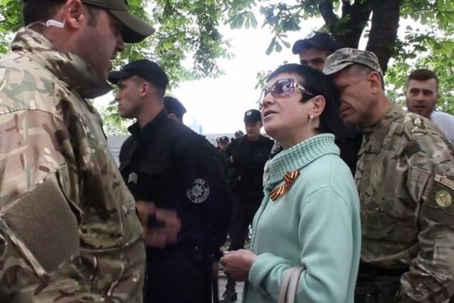 Деды воевали! Украинские военные вежливо попросили 'ватницу' снять 'колорадскую' ленточку