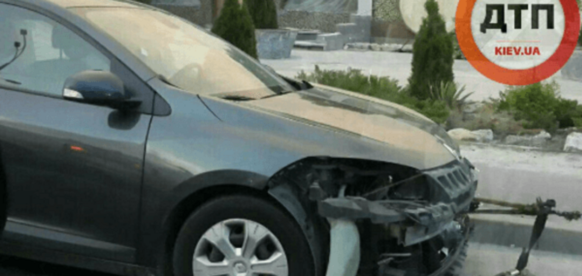 ДТП у Києві: зіткнулися 2 авто, Mercedes вилетів з дороги