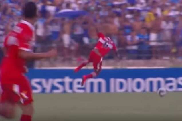 Бразильский футболист стал посмешищем во время матча: видео курьеза