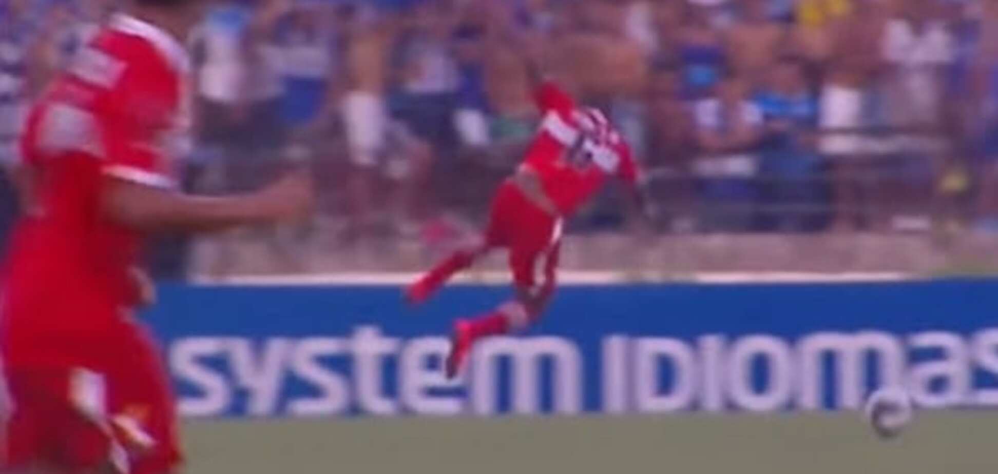 Бразильский футболист стал посмешищем во время матча: видео курьеза