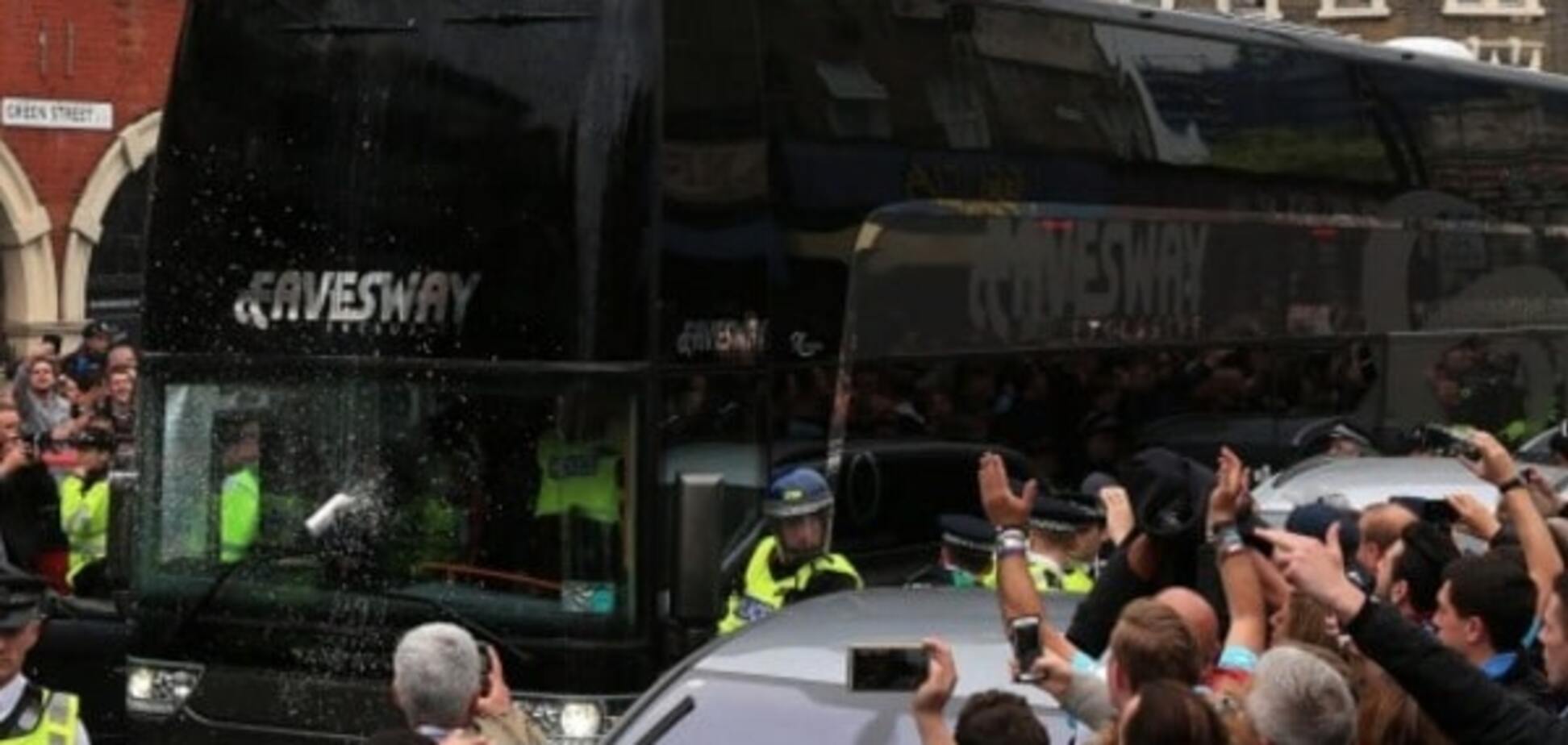 Футболисты 'Манчестер Юнайтед' подверглись сумасшедшей атаке фанатов: фото и видео нападения
