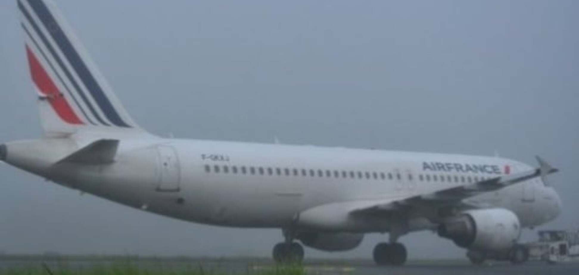 В парижском аэропорту столкнулись два самолета с 400 пассажирами на борту: опубликованы фото