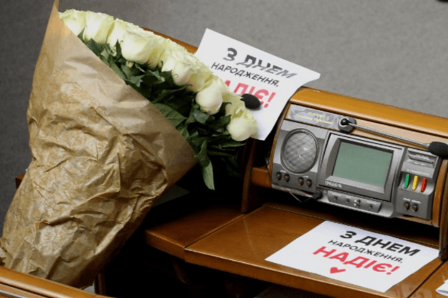 В Раде на месте Савченко появился букет роз: фотофакт