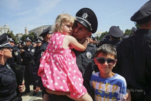 Полицейский с ребенком