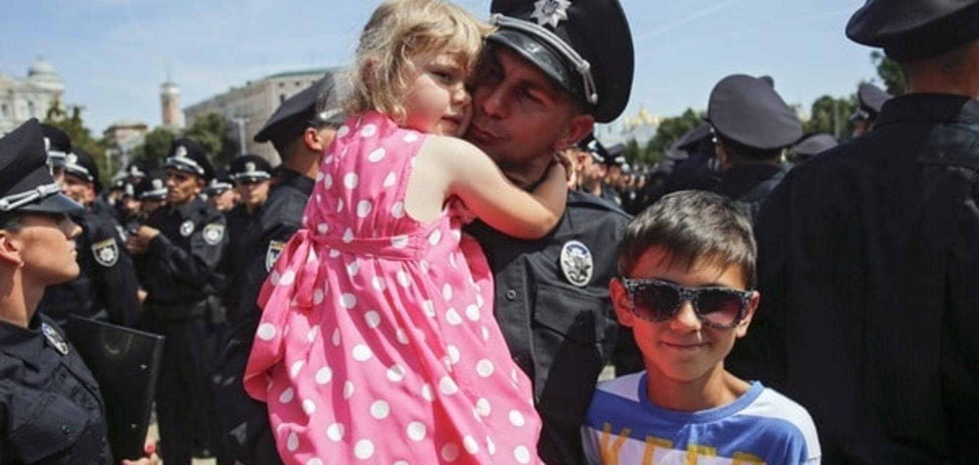 Полицейский с ребенком