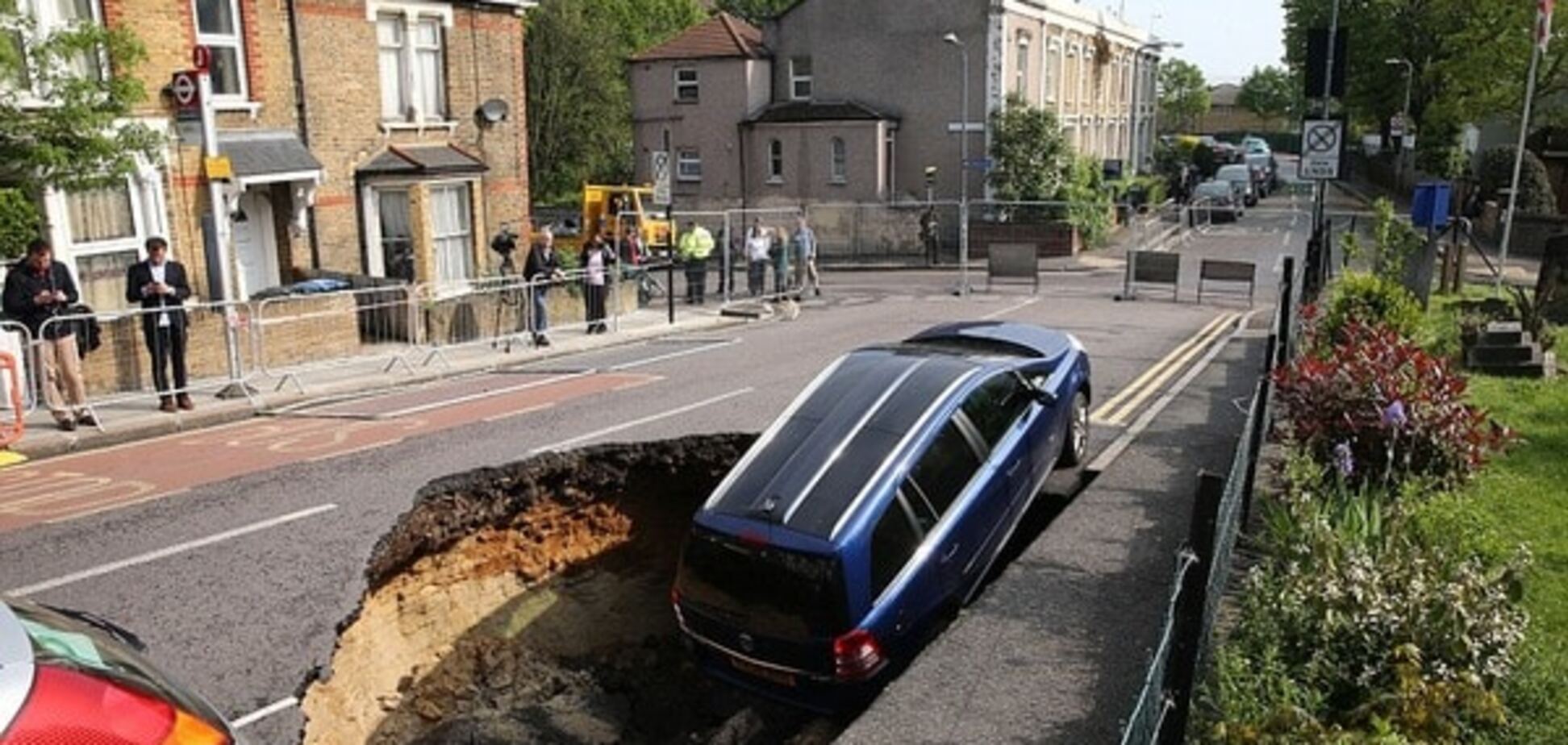 Автомобиль на жилой улице Лондона провалился под асфальт