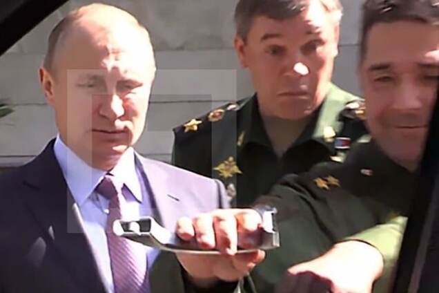 генерал отрывает ручку джипа