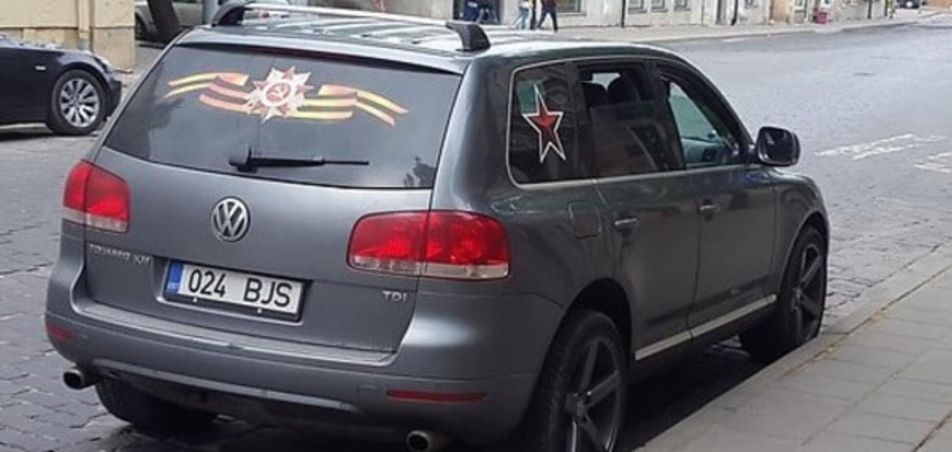 Беремо приклад: у Литві затримали водія автомобіля, 'прикрашеного' 'колорадськими' стрічками