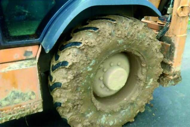 Злодей нечистоплотный: полиция на трассе оштрафовала водителя экскаватора. Фотофакт