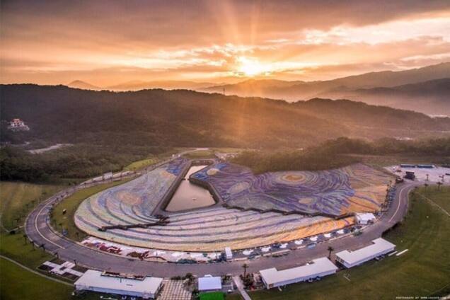 На Тайване создали огромную картину Ван Гога из отходов. Видеофакт