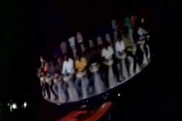 Карусель смерті: в Індії впав атракціон із людьми