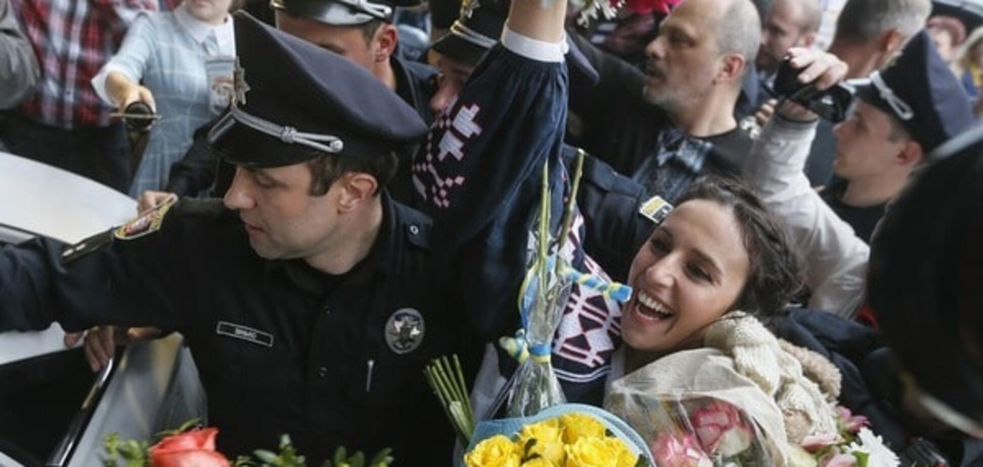 Українці з квітами та прапорами зібралися в 'Борисполі' в очікуванні Джамали