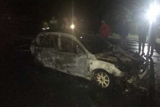 В Харькове на ходу загорелся автомобиль с девушкой за рулем. Опубликовано фото