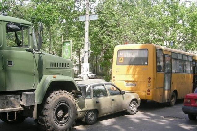 В Николаеве военный грузовик устроил аварию со школьным автобусом и легковушкой. Фотофакт