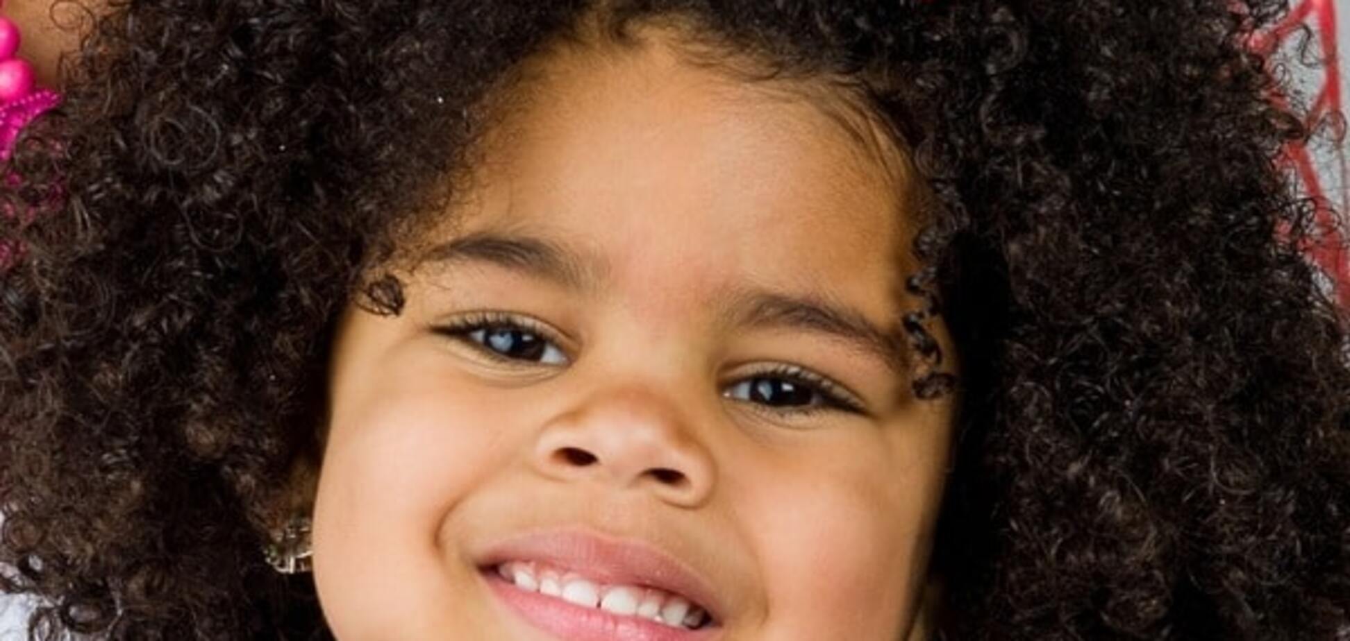 Расизм или зависть: за что в Чернигове испортили жизнь темнокожей девочке?