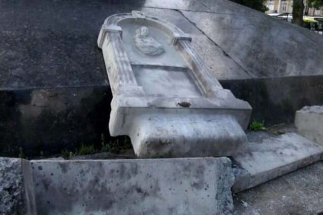 стела Небесной сотни