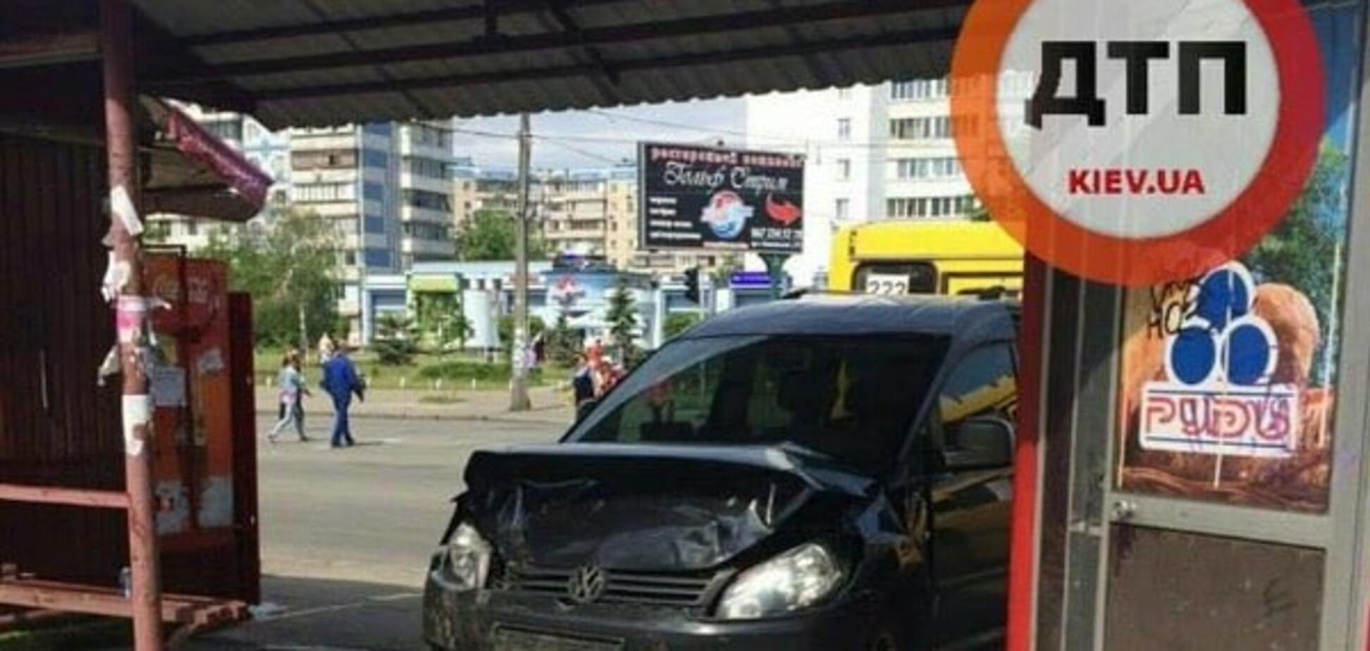 У Києві автомобіль влетів у зупинку
