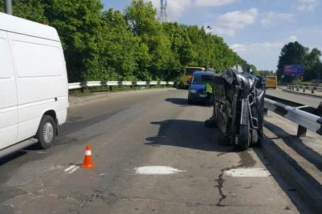 У Києві біля аеропорту перекинувся автомобіль