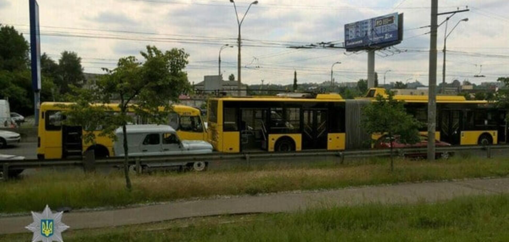 У Києві маршрутка врізалася в тролейбус: постраждала жінка