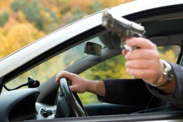 У Києві невідомі відкрили вогонь по джипу