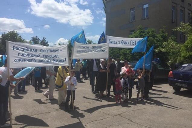 'Банду з Криму геть': крымские татары почтили жертв депортации на границе с полуостровом