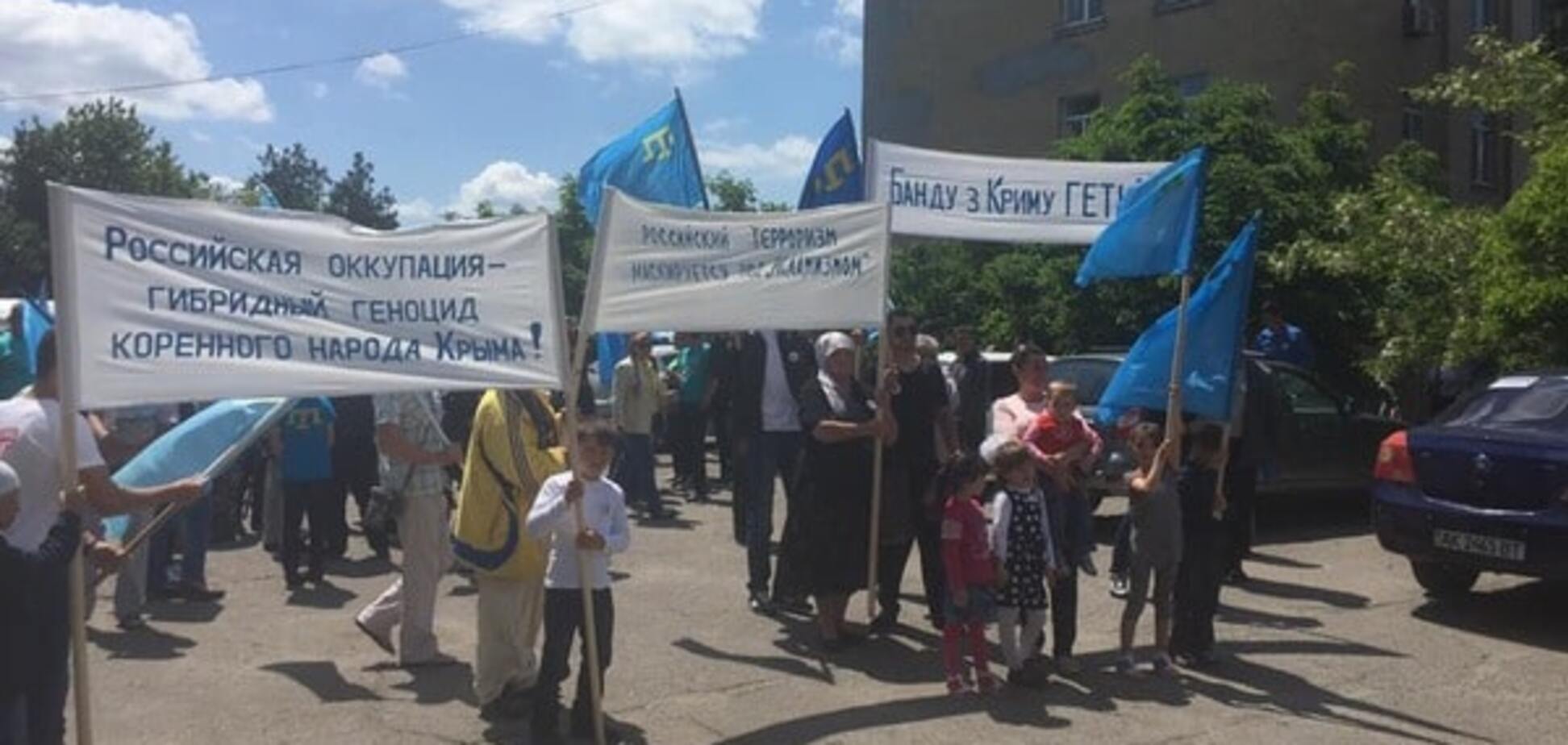 'Банду з Криму геть': крымские татары почтили жертв депортации на границе с полуостровом