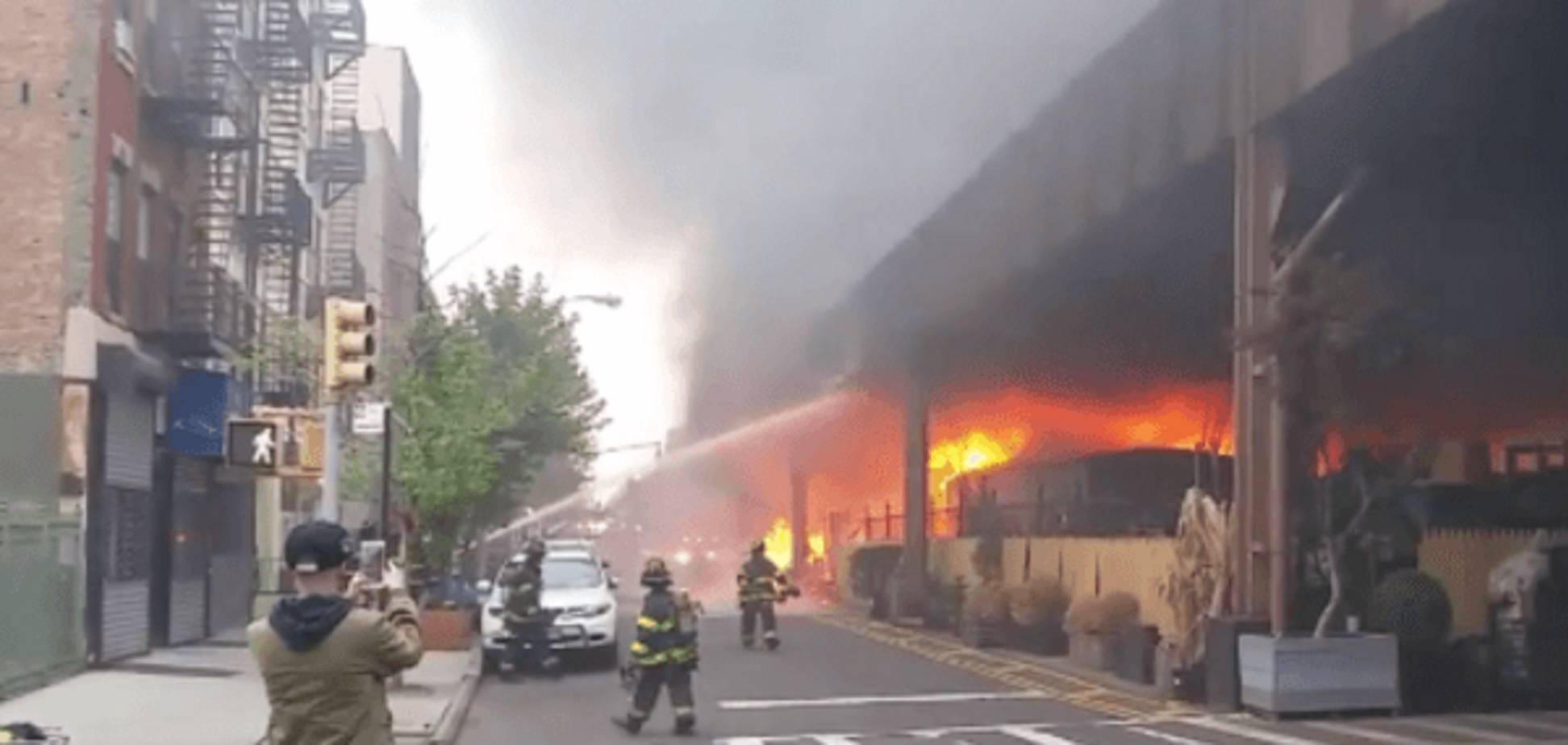 В Нью-Йорке пожар охватил станцию метро. Опубликовано видео