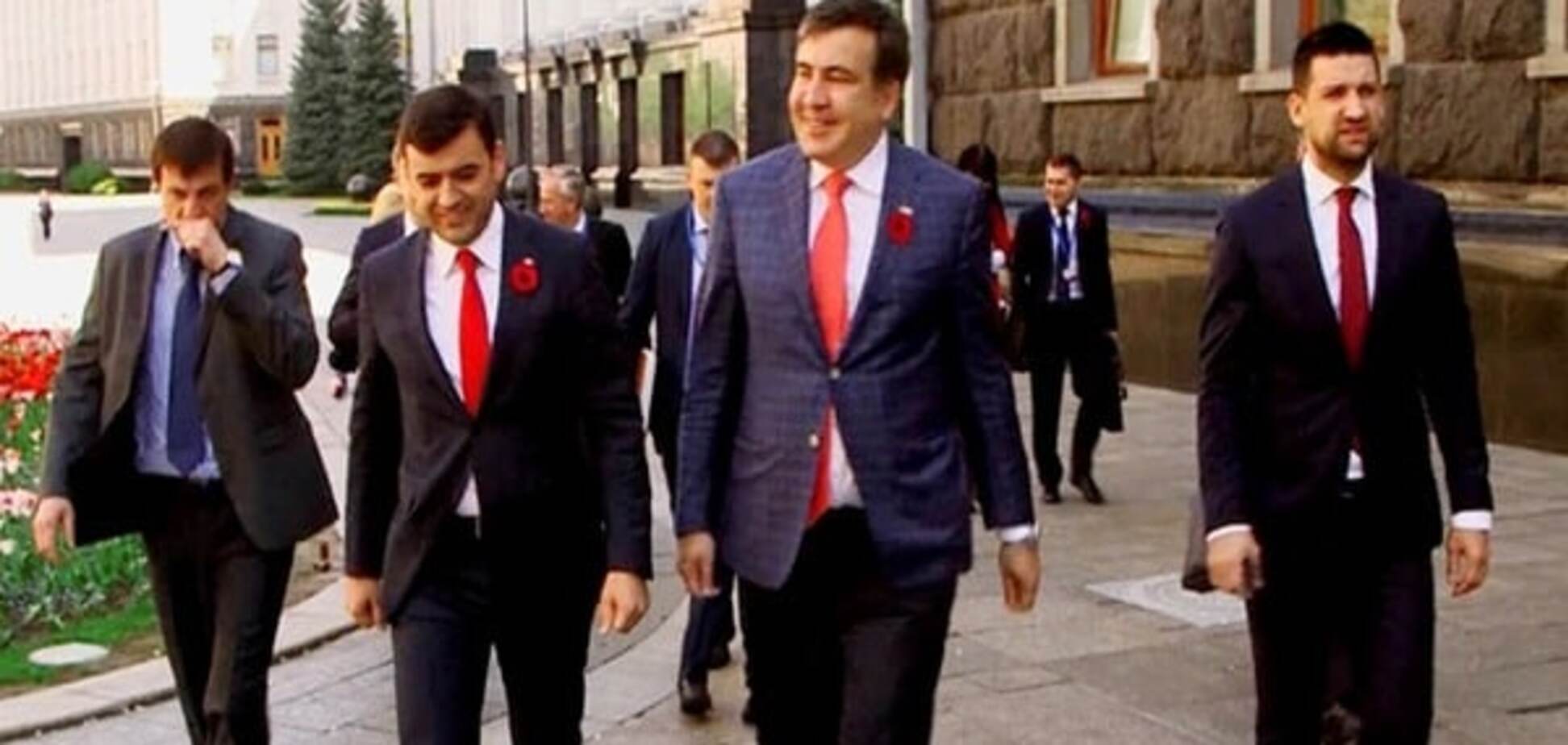 Вырос из узких штанишек: гардероб модника Саакашвили стал причиной насмешек. Фоторепортаж