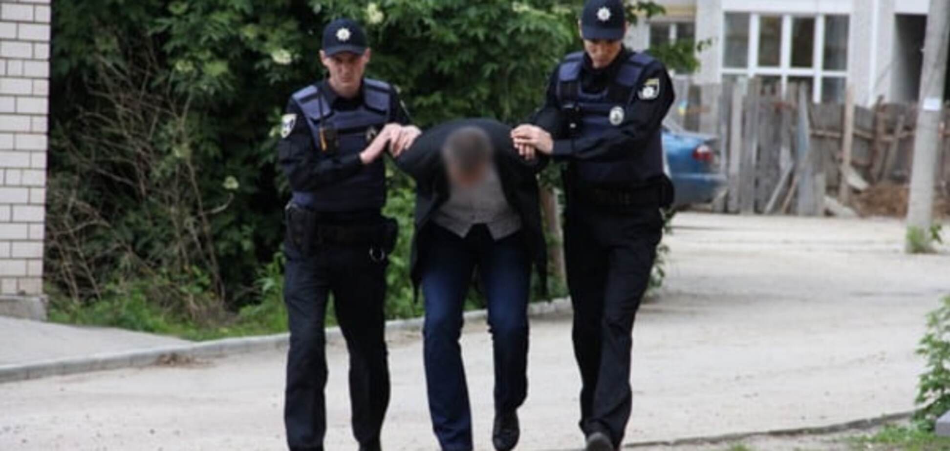 В Чернигове грабитель воткнул нож в шею копу и открыл стрельбу. Фоторепортаж