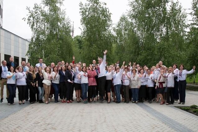 Посольство США, вышиванки