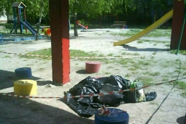 В Киеве на детской площадке нашли тело мужчины. Опубликованы фото
