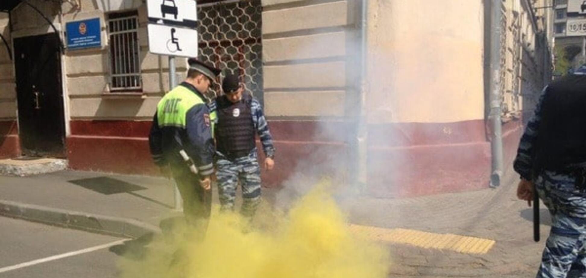 За Одессу: в Москве файерами забросали посольство Украины. Фотофакт