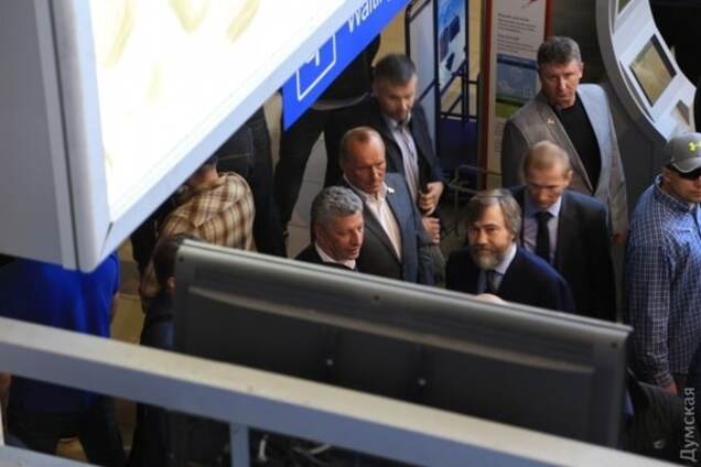 Проукраинские активисты заблокировали в одесском аэропорту Бойко и Новинского