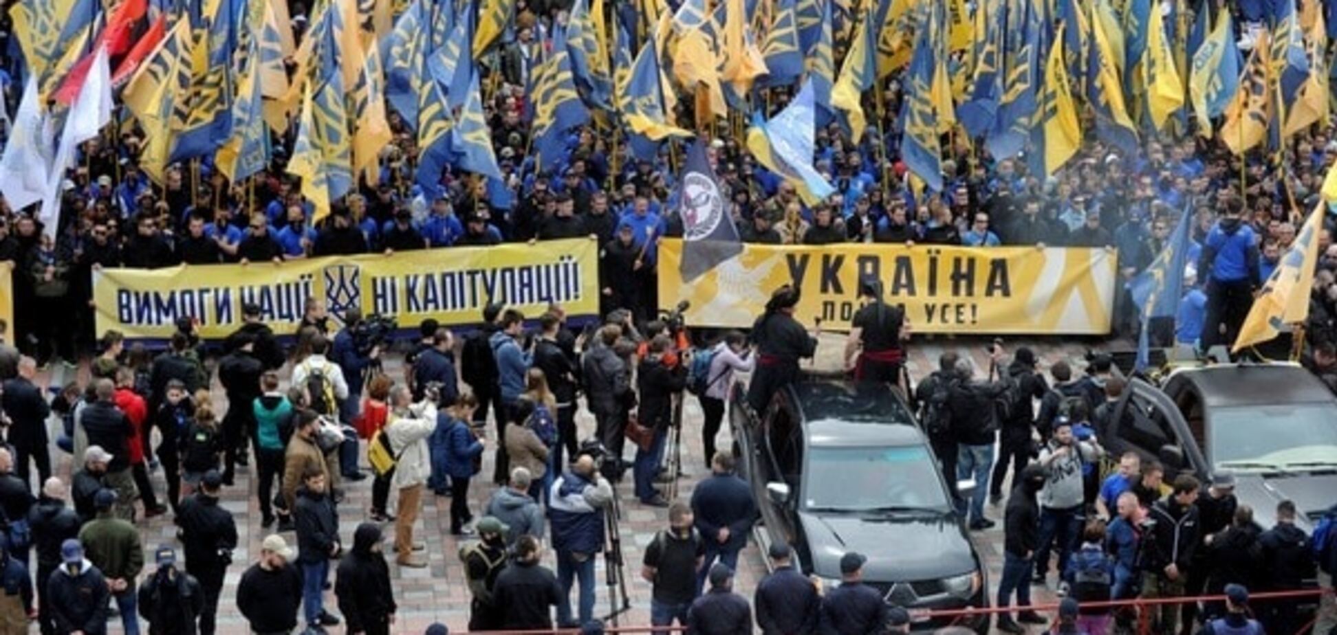 Бойцы 'Азова' вышли на марш против выборов на Донбассе