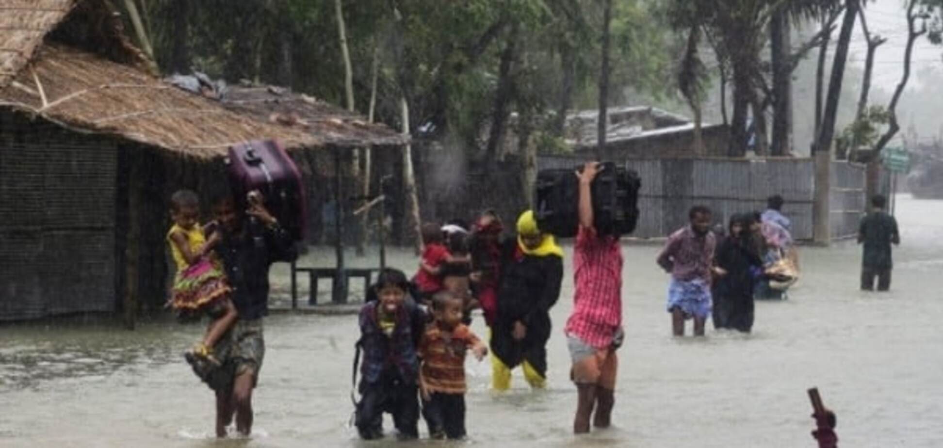 Семиметровые волны и бешеный ветер: циклон в Бангладеш унес жизни 23 человек