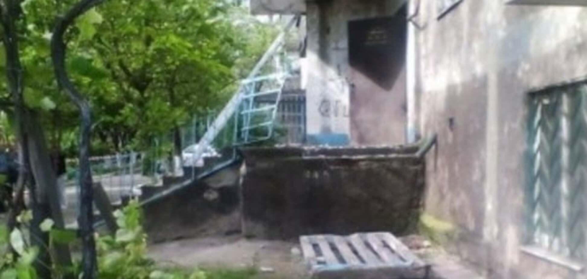 В Мариуполе стена дома рухнула на людей. Фотофакт