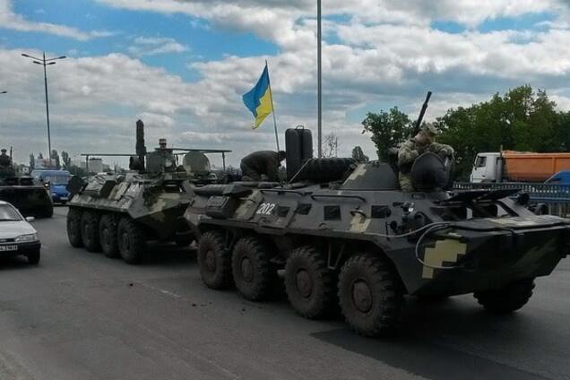 В Киеве колонна военной техники устроила пробку на мосту. Фоторепортаж