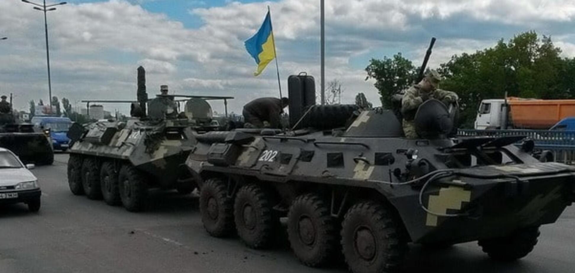 У Києві колона військової техніки влаштувала пробку на мосту