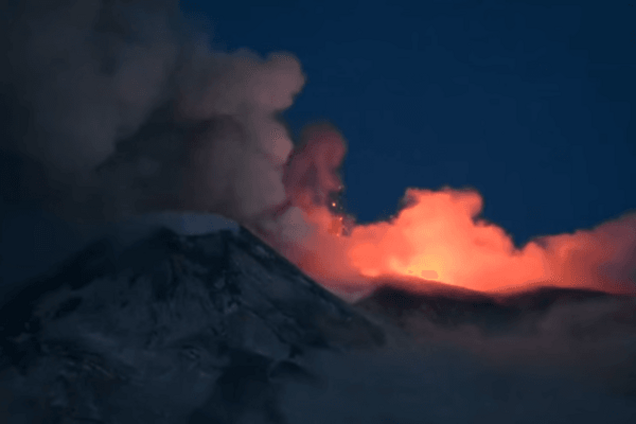 Пепел и лава: в Италии начал извергаться вулкан Этна. Опубликовано видео