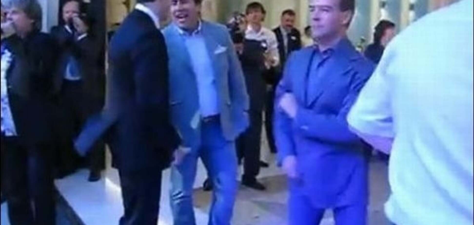 Дикие танцы: журналисты показали, как 'зажигают' президенты и принцы. Видеофакт