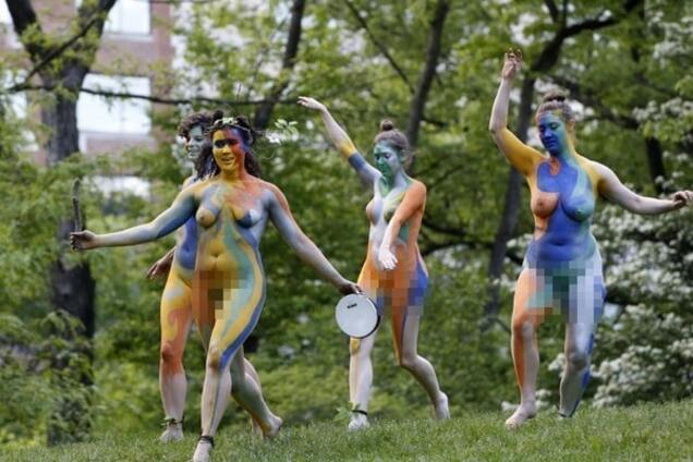 Буря Уильяма Шекспира: в парке Нью-Йорка обнаженные женщины сыграли пьесу -  фото, голые девушки, феминистки | Обозреватель | OBOZ.UA